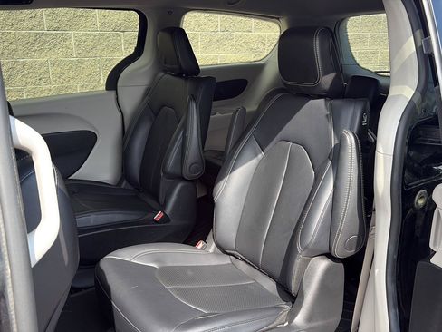 Used 2024 Chrysler Pacifica Limited FWD image 29