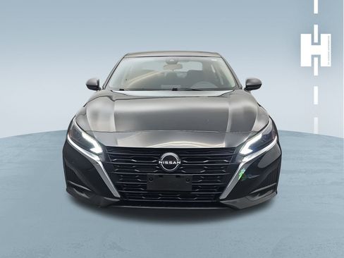 Used 2024 Nissan Altima 2.5 SV image 2