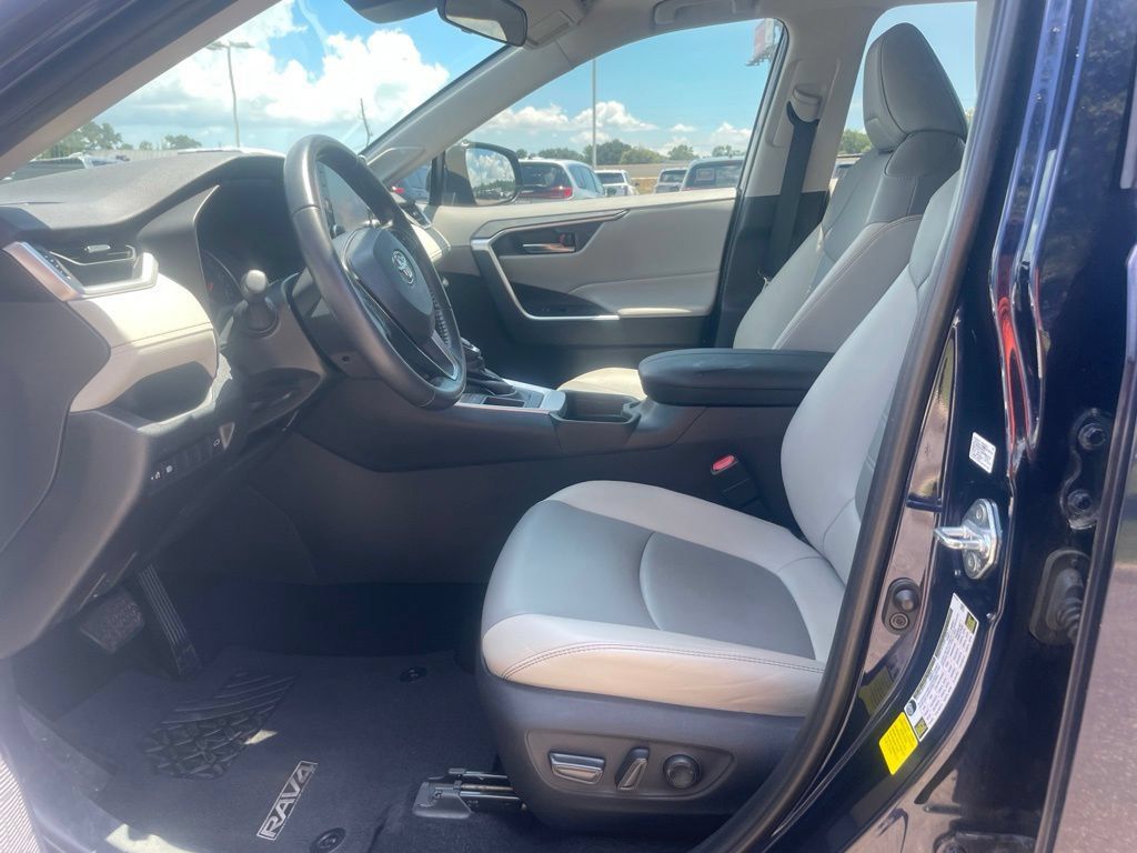 Used 2019 Toyota RAV4 XLE Premium FWD image 11