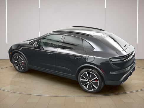 Certified 2025 Porsche Macan 4S Electric AWD/4WD image 35