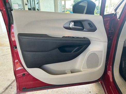 Used 2024 Chrysler Pacifica Touring-L FWD image 35
