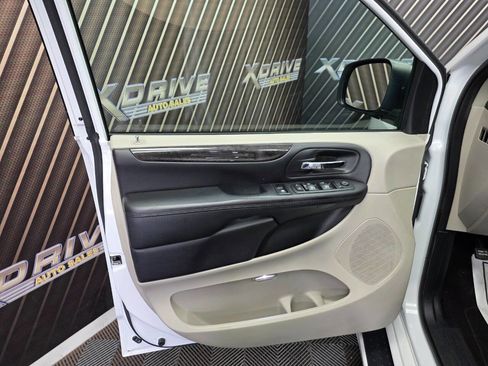 Used 2019 Dodge Grand Caravan SE image 16
