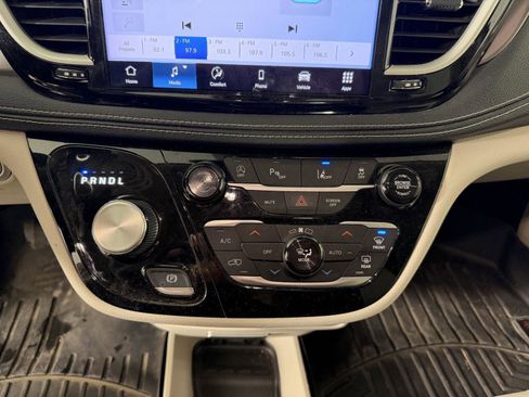 Used 2021 Chrysler Pacifica Touring-L AWD/4WD image 23