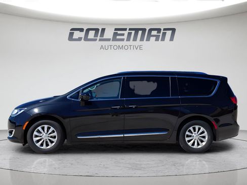 Used 2019 Chrysler Pacifica Touring-L FWD image 2