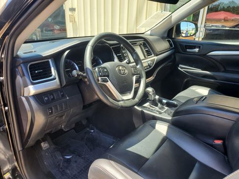 Used 2019 Toyota Highlander XLE AWD/4WD image 31