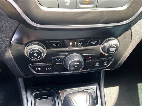 Used 2020 Jeep Cherokee Latitude FWD image 33