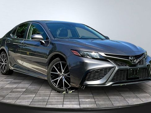 Used 2022 Toyota Camry SE FWD image 3