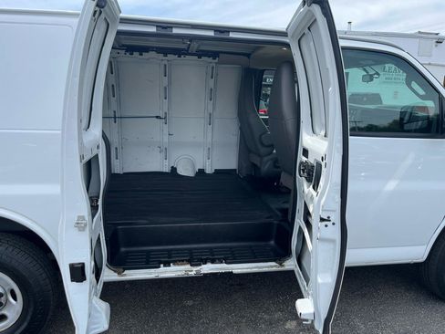 Used 2018 Chevrolet Express 2500 RWD image 16