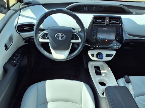 Used 2017 Toyota Prius Four FWD image 2
