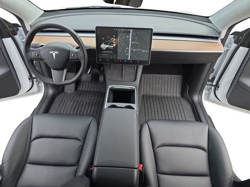 Used 2021 Tesla Model Y Long Range image 13