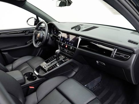 Certified 2025 Porsche Macan AWD/4WD image 39