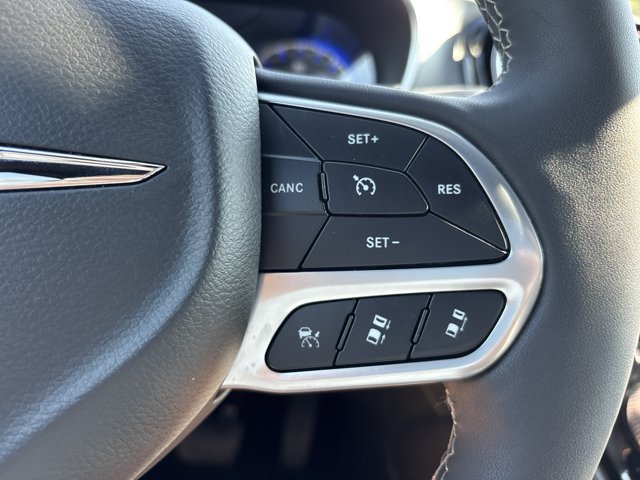 Used 2026 Chrysler Pacifica Limited FWD image 31