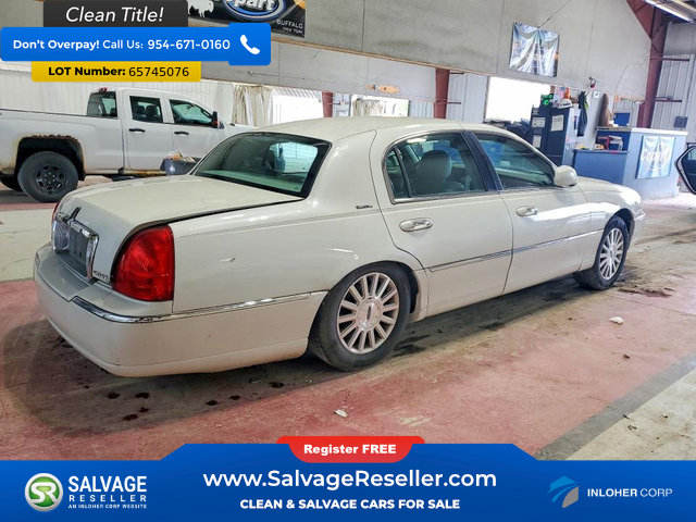 Used 2003 Lincoln Town Car Executive RWD image 4