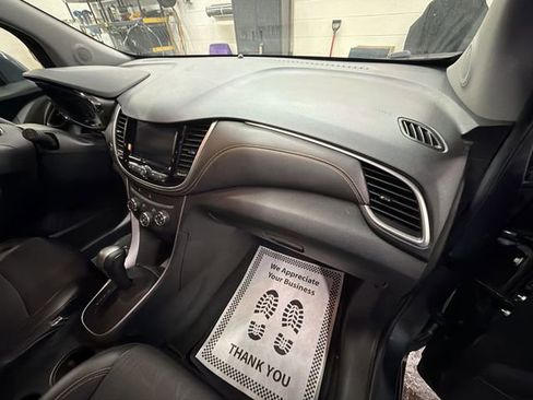 Used 2022 Chevrolet Trax LT w/ LT Convenience Package image 29