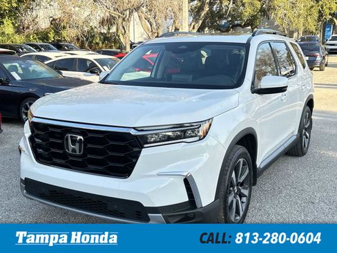 Used 2024 Honda Pilot Touring image 1
