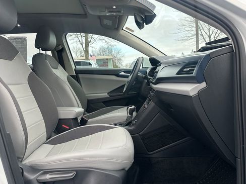 Used 2023 Volkswagen Taos SE w/ Panoramic Sunroof Package image 16