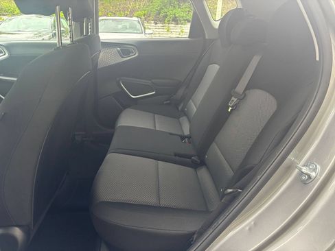 Used 2025 Kia Soul LX w/ LX Technology Package FWD image 23