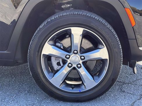 Used 2025 Jeep Grand Cherokee L Limited w/ Luxury Tech Group II image 12