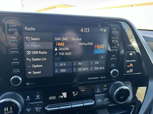 Used 2022 Toyota Highlander XLE image 3