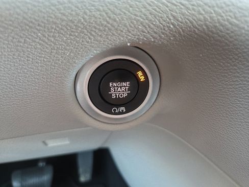 Used 2024 Chrysler Pacifica Touring-L FWD image 21