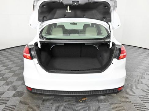 Used 2018 Ford Focus SE w/ SE Appearance Package image 7