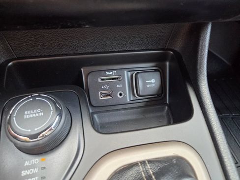 Used 2014 Jeep Cherokee Limited w/ Luxury Group AWD/4WD image 31