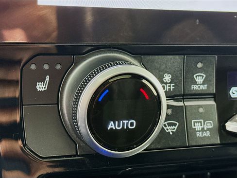 Used 2023 Toyota Highlander XSE AWD/4WD image 19