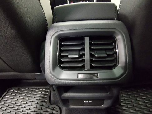 Used 2025 Volkswagen Taos SE image 34