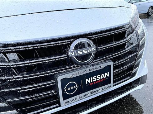 Used 2025 Nissan Versa SV w/ Trunk Package image 19