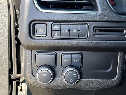 Used 2023 Chevrolet Suburban LS RWD image 36
