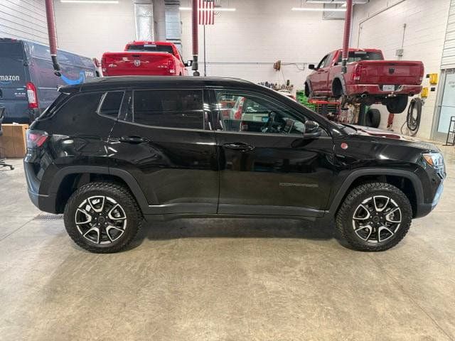 Certified 2025 Jeep Compass Trailhawk w/ Trailhawk Elite Group AWD/4WD image 9