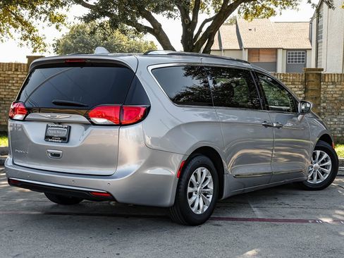 Used 2019 Chrysler Pacifica Touring-L image 13