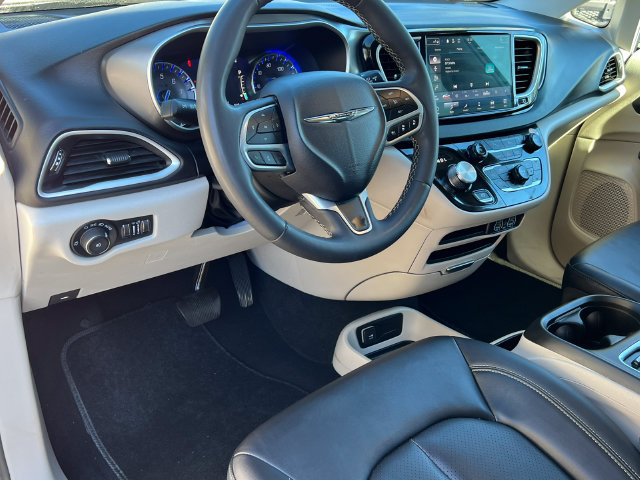 Used 2024 Chrysler Pacifica Touring-L FWD image 18