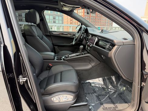 Used 2026 Porsche Macan AWD/4WD image 23