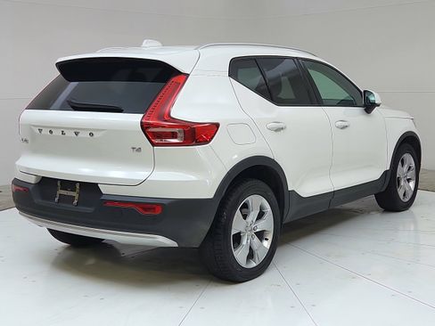 Used 2020 Volvo XC40 T4 Momentum FWD image 7