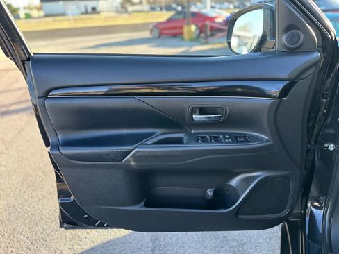 Used 2019 Mitsubishi Outlander SE image 21
