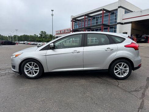 Used 2018 Ford Focus SE FWD image 2