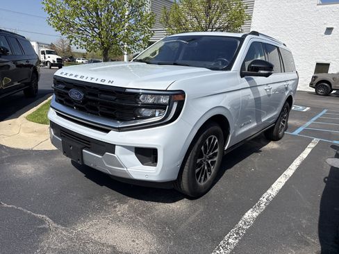 Used 2025 Ford Expedition Platinum AWD/4WD image 2