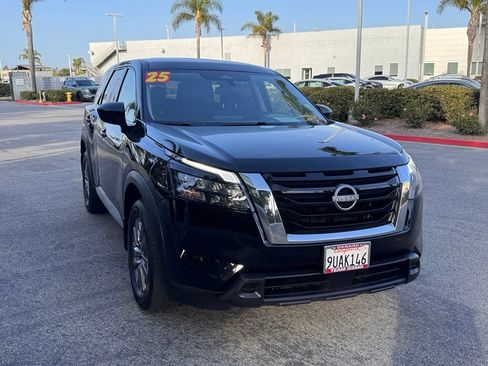 Certified 2025 Nissan Pathfinder S FWD image 2