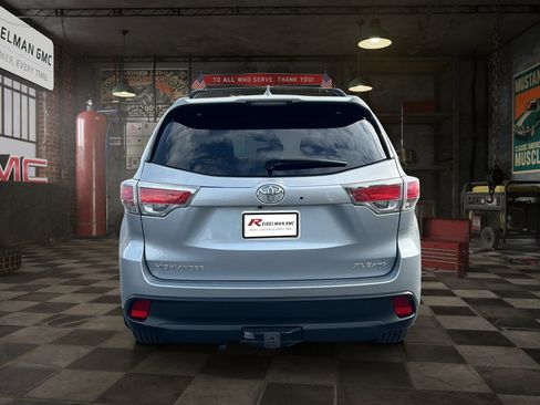 Used 2014 Toyota Highlander XLE AWD/4WD image 3