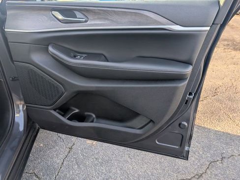 New 2026 Jeep Grand Cherokee Altitude image 32