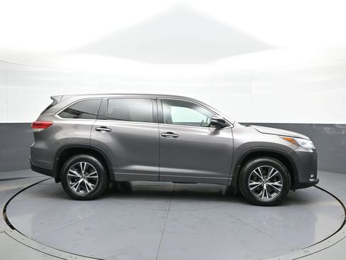 Used 2017 Toyota Highlander LE image 5