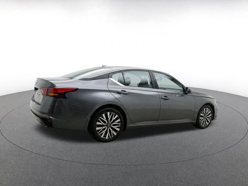 Used 2025 Nissan Altima 2.5 SV FWD image 11