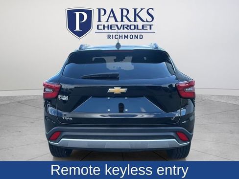 Used 2025 Chevrolet Trax LT w/ LT Convenience Package image 6