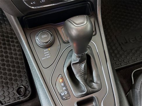 Used 2019 Jeep Cherokee Latitude Plus w/ Cold Weather Group AWD/4WD image 15