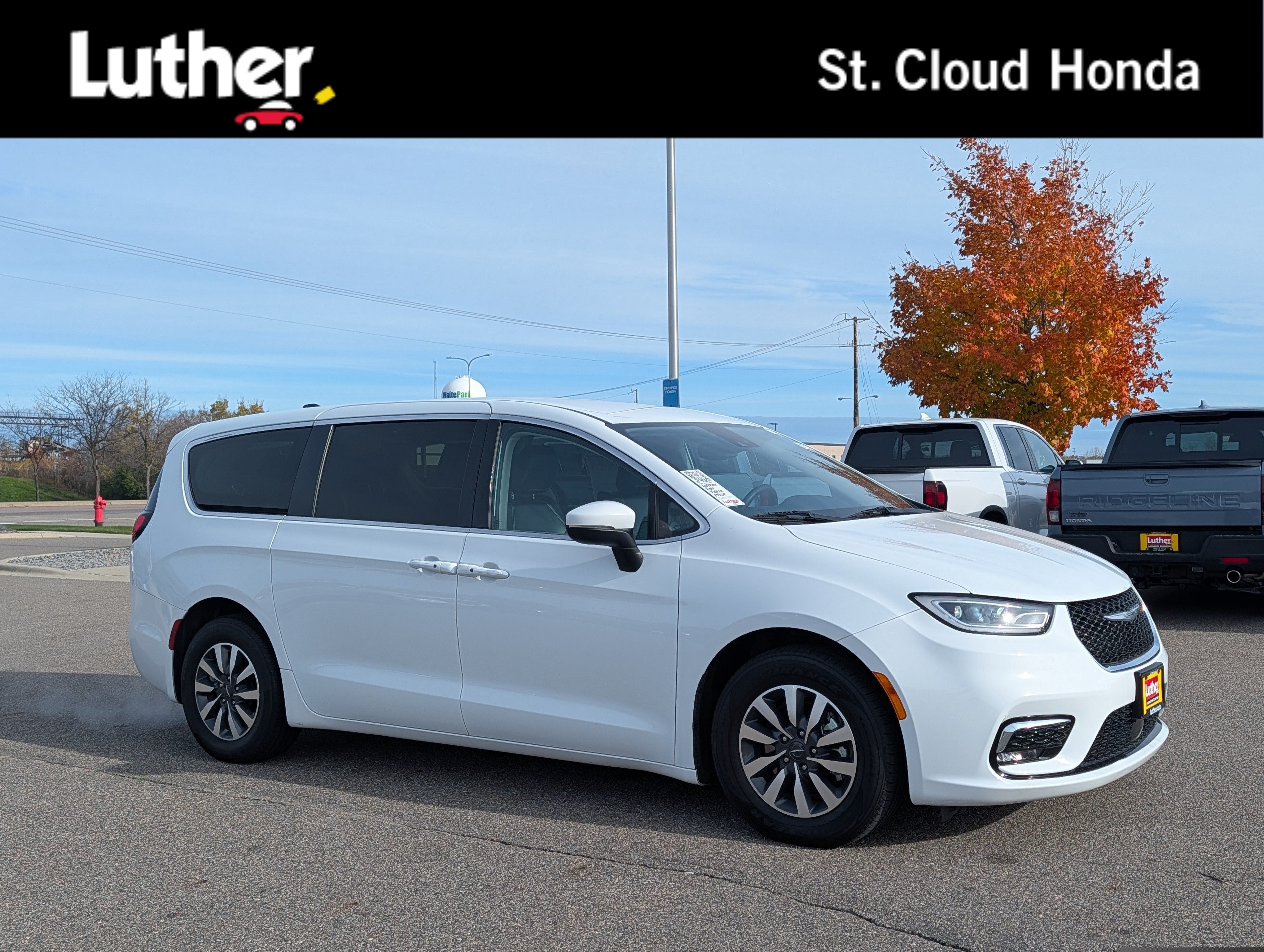 Used 2023 Chrysler Pacifica Touring-L FWD image 1
