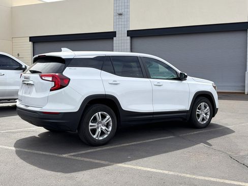 Used 2024 GMC Terrain SLE image 3