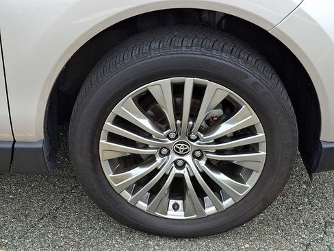 Used 2023 Toyota Venza Limited AWD/4WD image 9