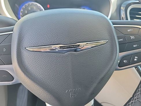 Used 2024 Chrysler Pacifica Touring-L FWD image 24