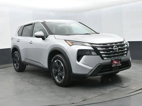 Used 2024 Nissan Rogue SV AWD/4WD image 2